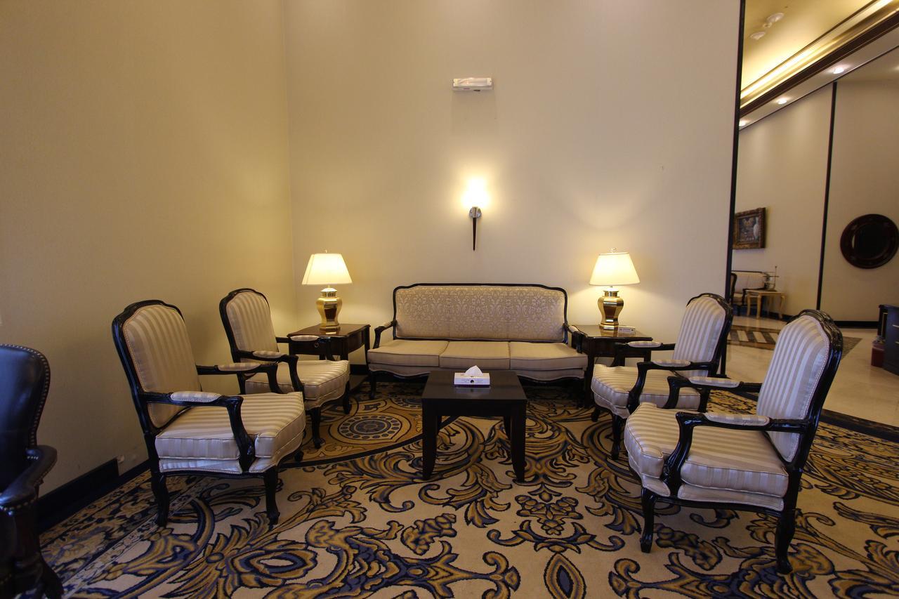 Awaliv International Hotel Táif Exteriér fotografie A living room in the hotel