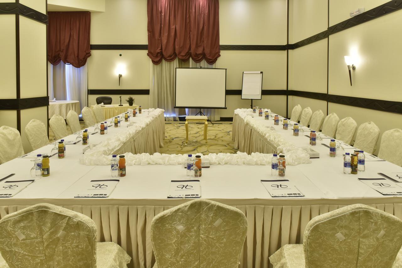 Awaliv International Hotel Táif Exteriér fotografie U-shaped table layout