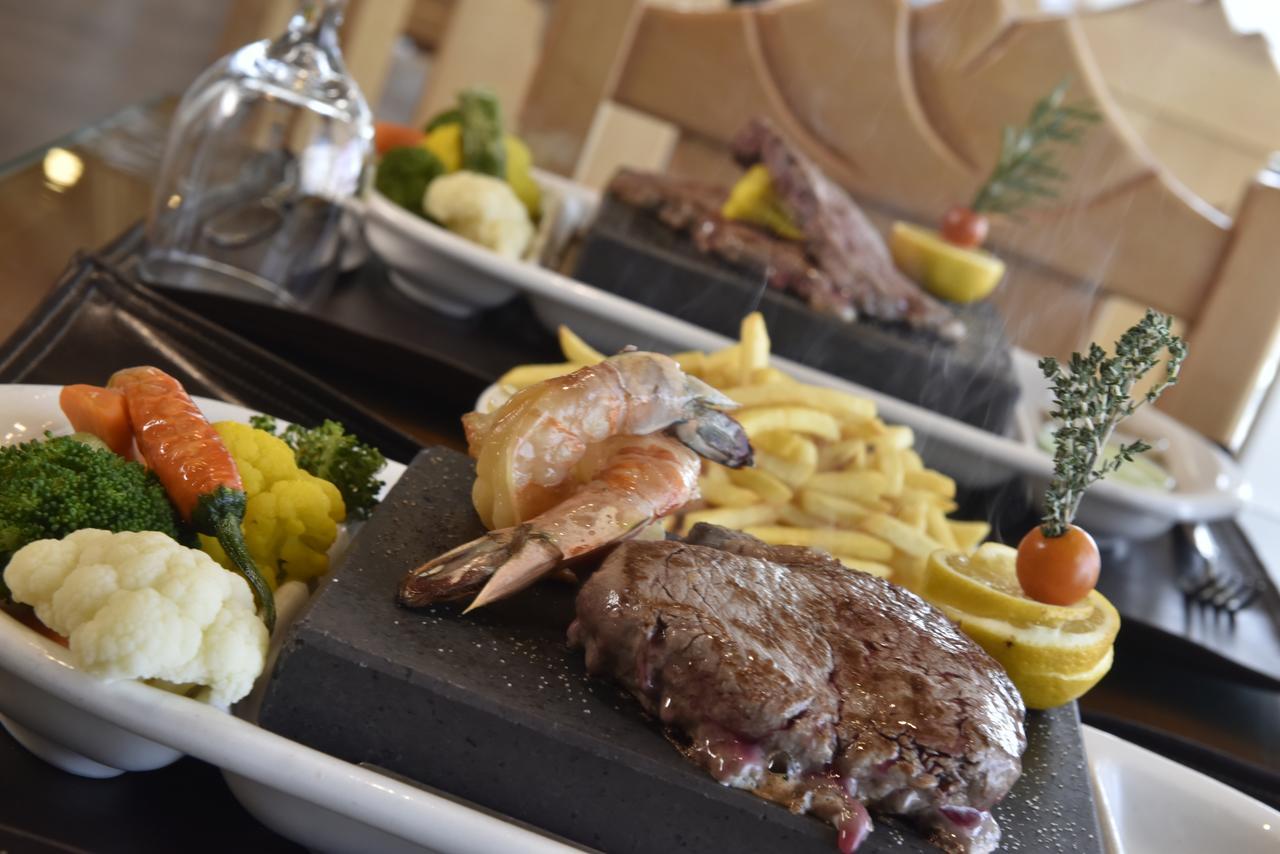 Awaliv International Hotel Táif Exteriér fotografie A steak and shrimp dinner
