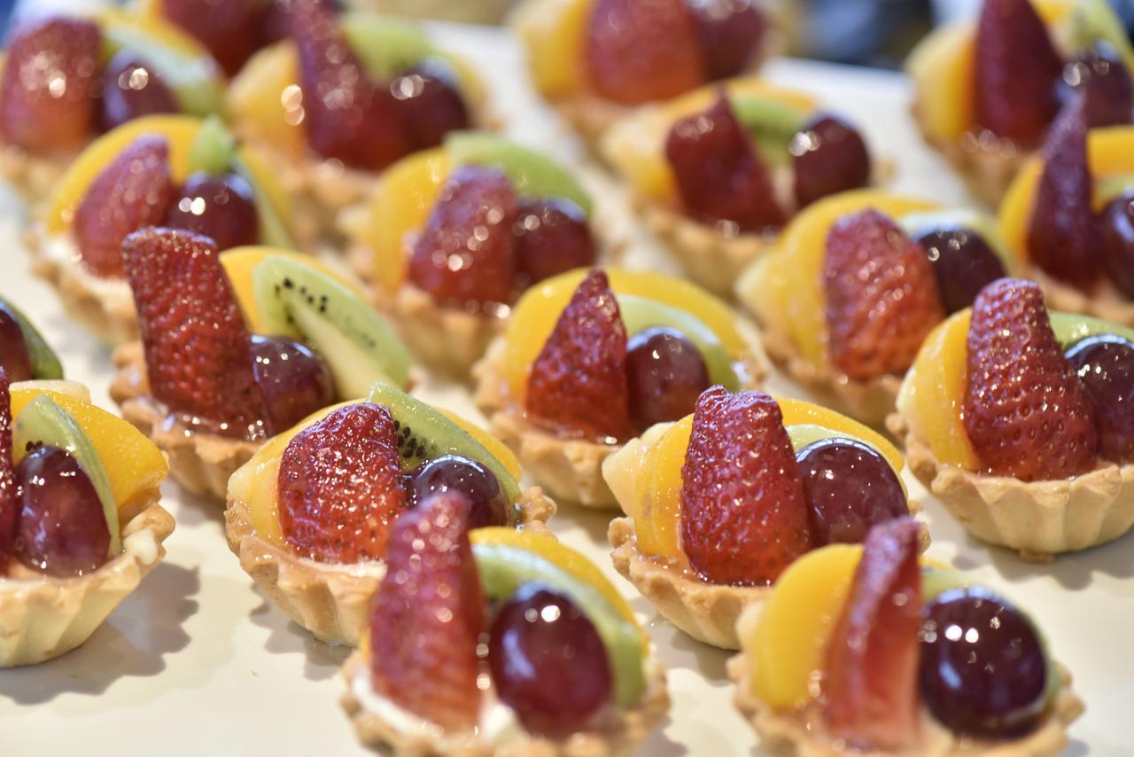 Awaliv International Hotel Táif Exteriér fotografie Fruit tartlets